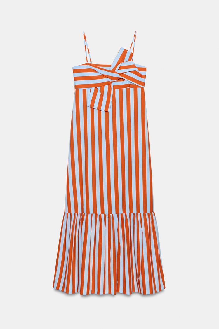 Robe longue rayée à fines bretelles et noeud sur la poitrine.