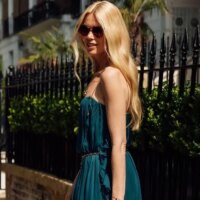 La robe d'invité à fines bretelles que ce top model a choisie pour se rendre à un mariage est la seule chose dont vous avez besoin pour vos soirées estivales