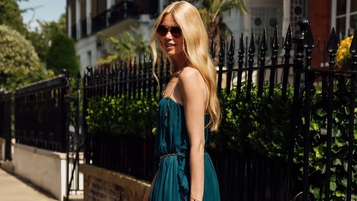 La robe d'invité à fines bretelles que ce top model a choisie pour se rendre à un mariage est la seule chose dont vous avez besoin pour vos soirées estivales