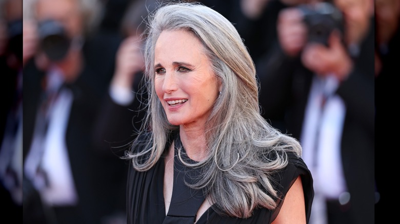 Andie MacDowell sur le tapis rouge avec une éruption