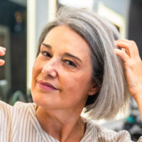 Tendances de coiffure grises qui donneront à vos serrures leur meilleur aspect