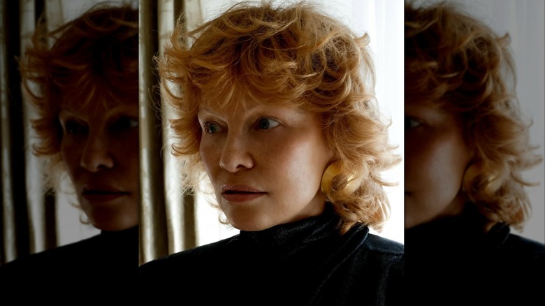 Pamela Anderson aux cheveux roux.
