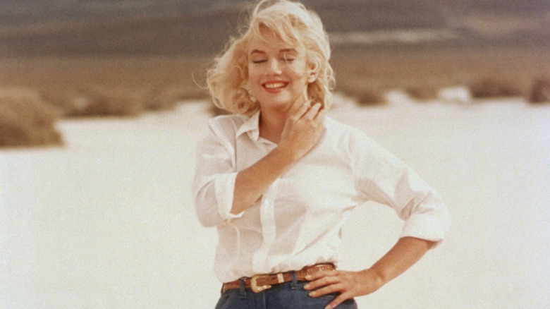 Marilyn Monroe posant pour une photo sur le tournage de 