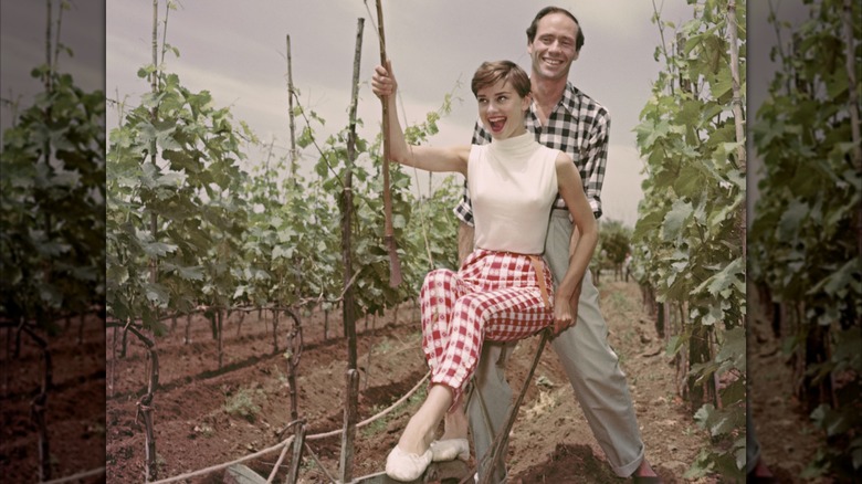 Audrey Hepburn et son mari Mel Ferrer dans un vignoble en Italie vers 1955