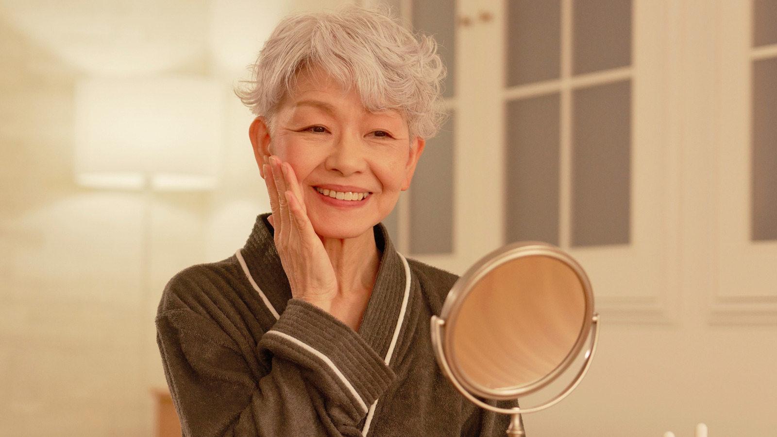 La ménopause et la périménopause peuvent modifier la forme de votre visage - Ce qu'il faut savoir