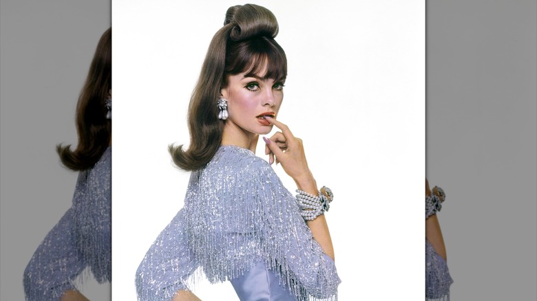 Un portrait de Jean Shrimpton en 1963 se mordant le doigt.