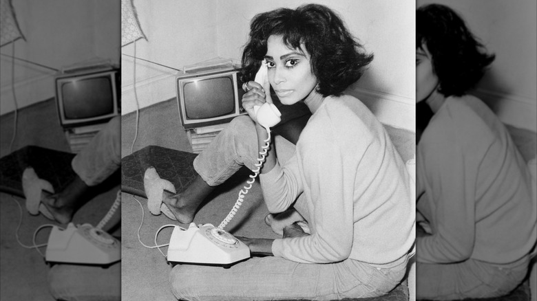 Un portrait de Donyale Luna tenant un téléphone en 1966 en noir et blanc