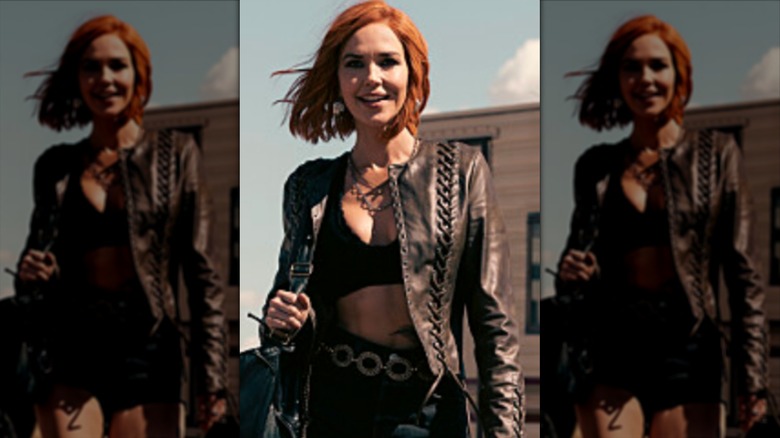 Belle Skinner portant un mini short noir et une veste en cuir