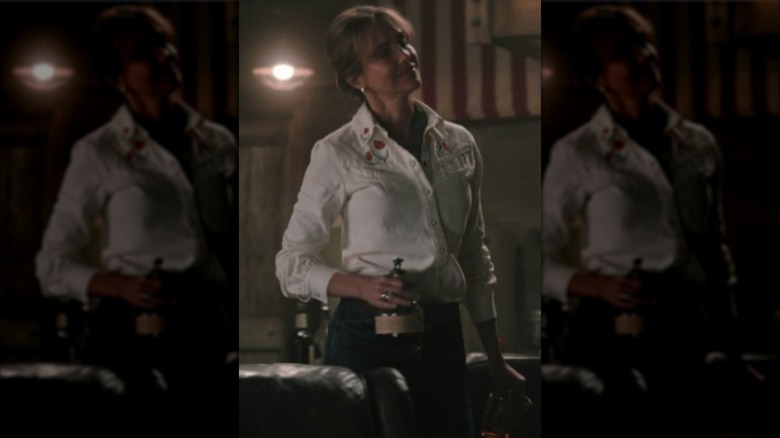 Belle Skinner portant une chemise blanche