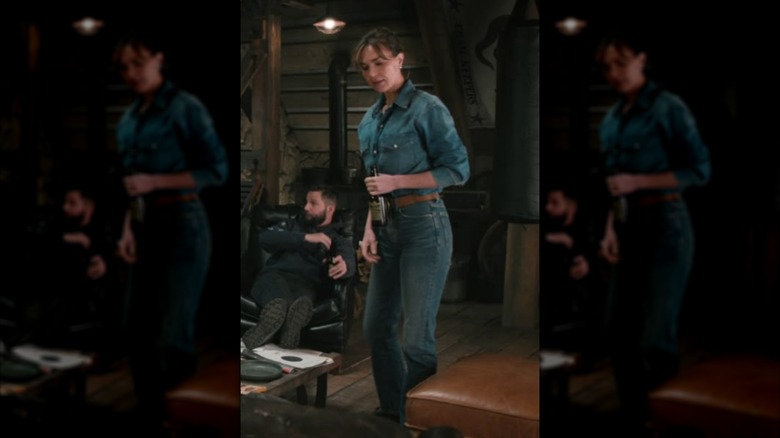 Belle Skinner portant une tenue en double denim