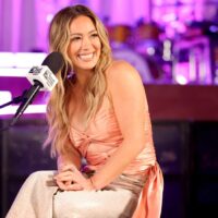 Les jeans et un haut de sortie sont de retour grâce à Hilary Duff – voici comment les porter en 2026