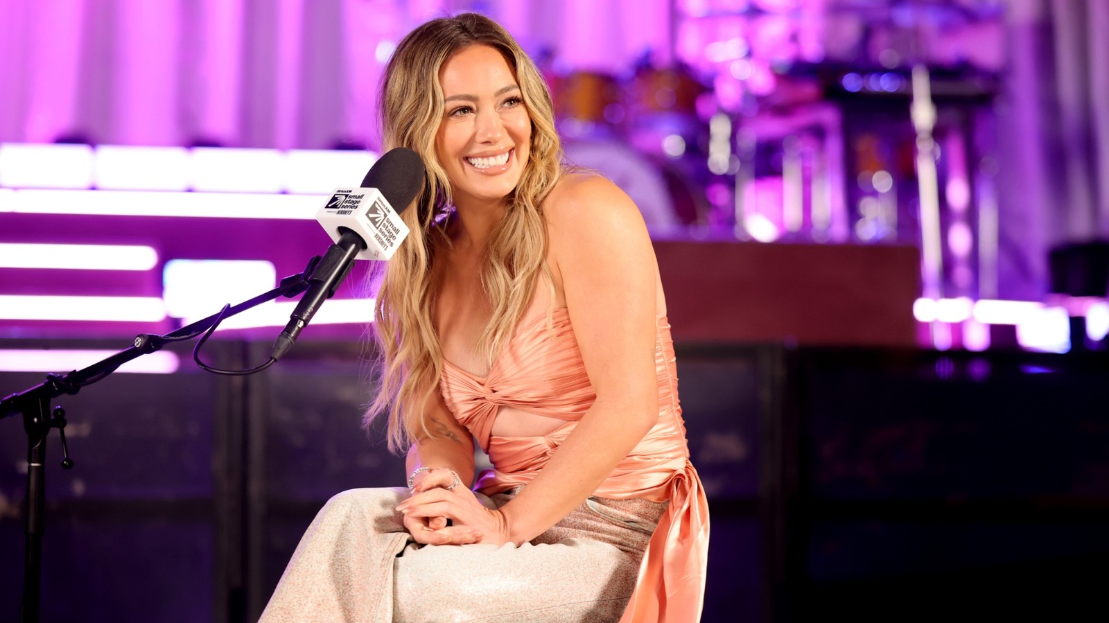Les jeans et un haut de sortie sont de retour grâce à Hilary Duff – voici comment les porter en 2026