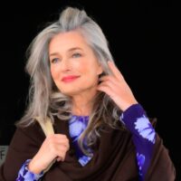 Paulina Porizkova a laissé tomber la robe blanche pour son mariage de conte de fées : découvrez son look éthéré