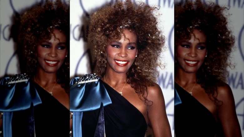 Whitney Houston assiste aux American Music Awards 1986.