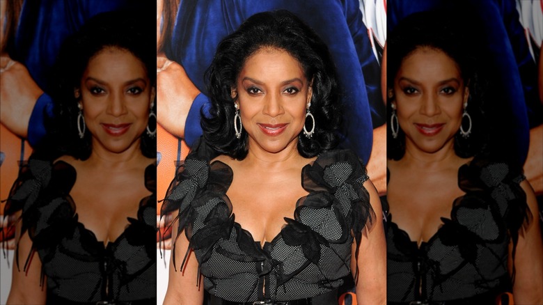 Phylicia Rashad pose avec une coupe de cheveux lob noir de jais
