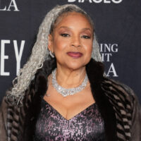 La star de Cosby Show, Phylicia Rashad, a eu une magnifique transformation de cheveux gris