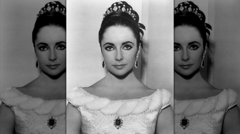 Un portrait publicitaire d'Elizabeth Taylor portant des bijoux Bvlgari en 1963.