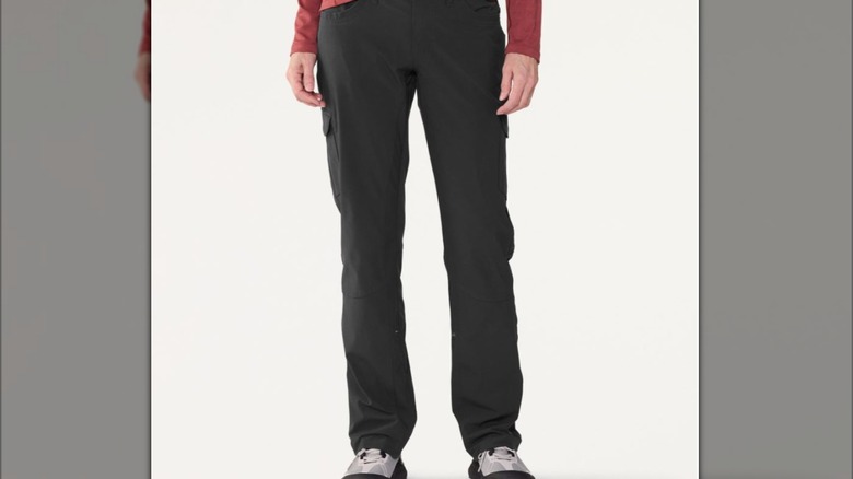Le mannequin REI porte le pantalon KÜHL Freeflex Roll-Up