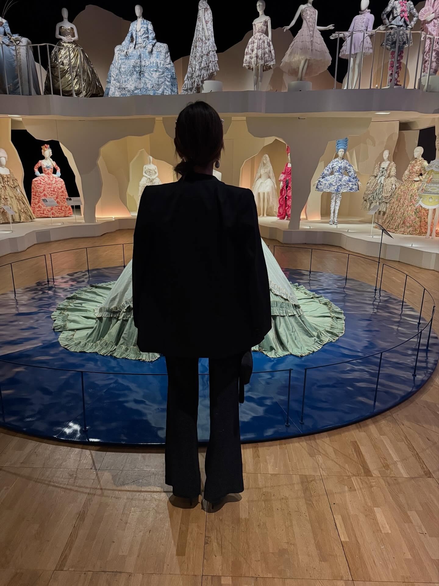 Alison lors d'une exposition d'art sur le style de Marie-Antoinette au Victoria and Albert Museum de Londres.