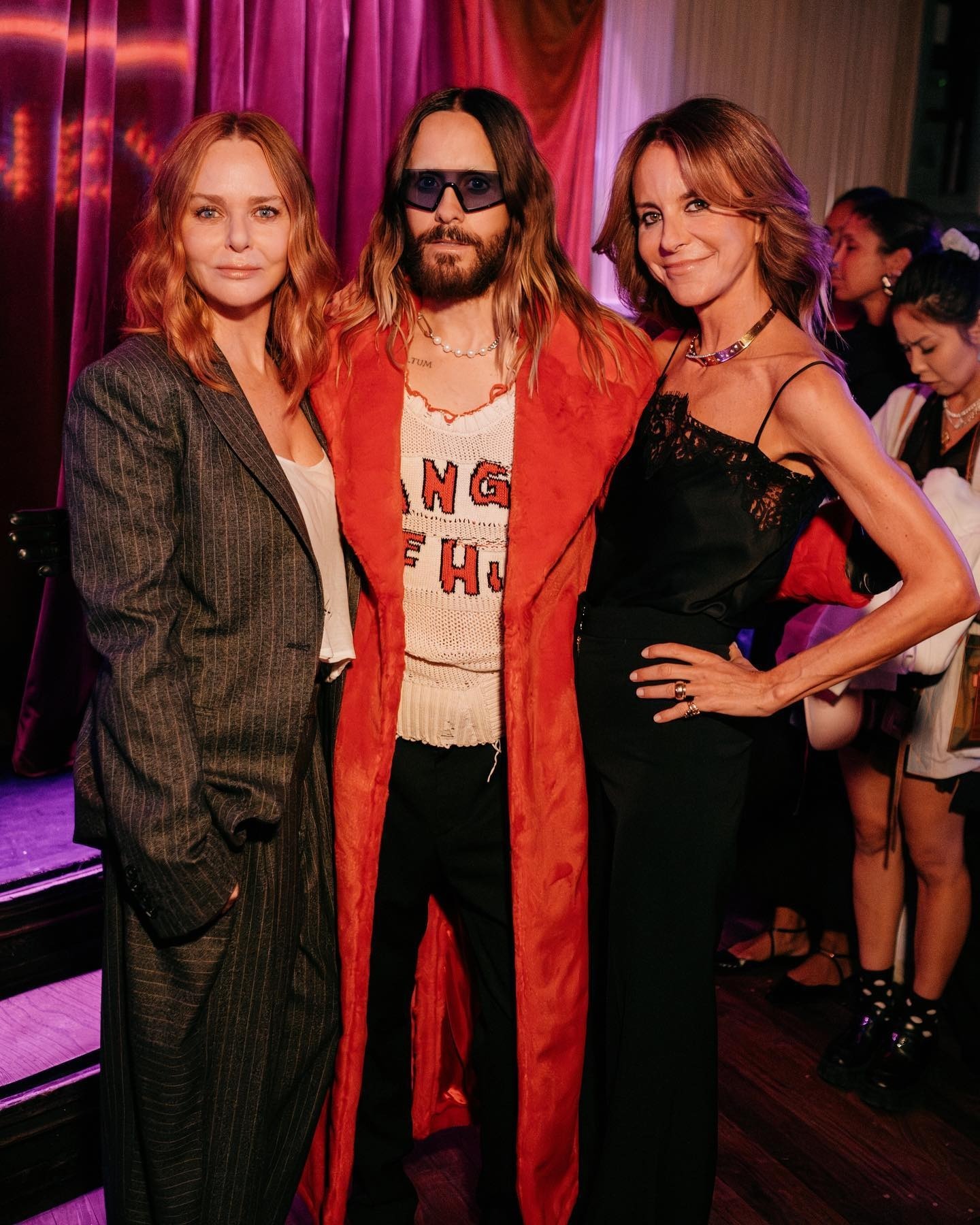Alison Loehnis avec Stella McCartney et Jared Leto.