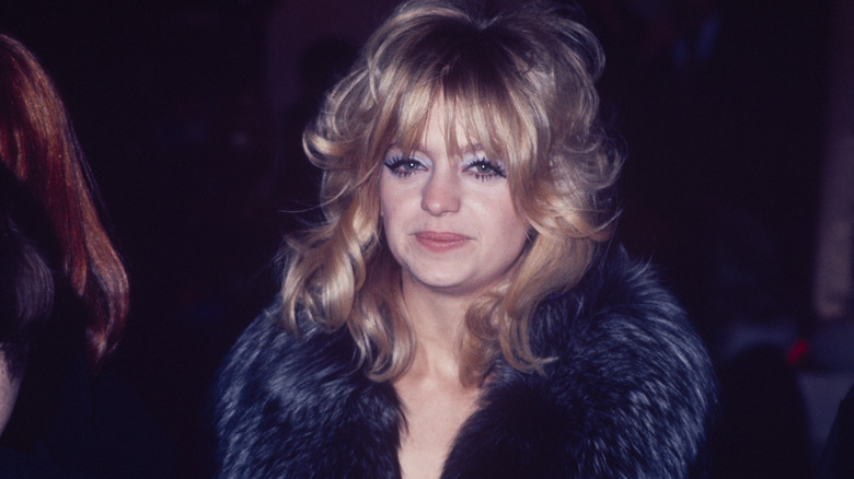 Goldie Hawn portant des boucles, une frange et un fard à paupières bleu en 1970