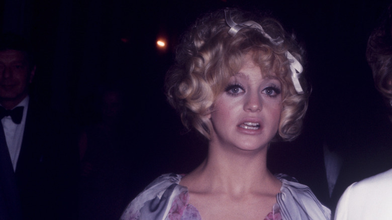 Goldie Hawn portant une ruche bouclée et un nœud en 1970