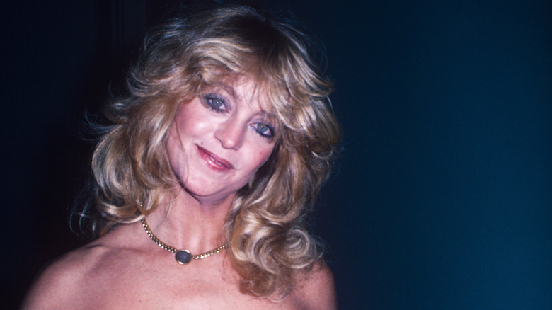 Goldie Hawn porte du blush et des lèvres audacieuses