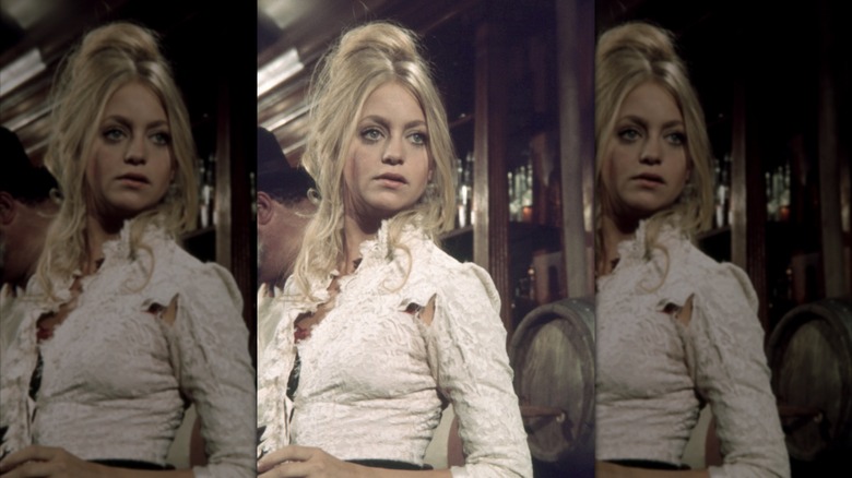Goldie Hawn avec un chignon en désordre pendant le tournage 