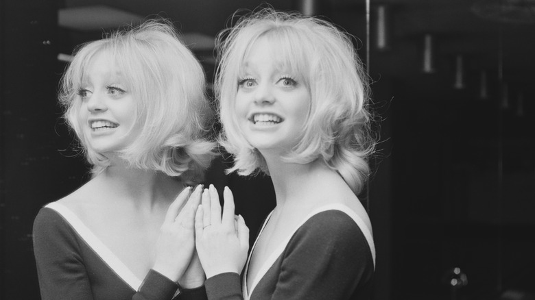 Goldie Hawn porte un carré décoiffé en 1970