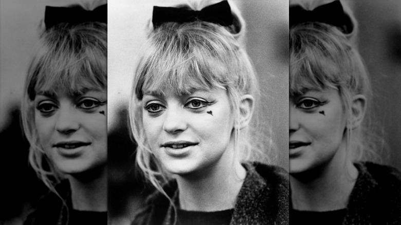 Goldie Hawn porte un look eye-liner unique et un cœur sur son visage