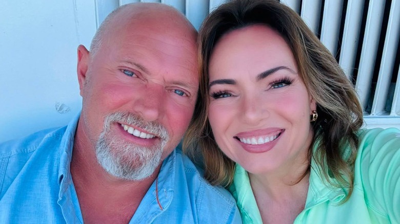 Jeff Lawrence et Lisa Robertson sourient ensemble dans un selfie