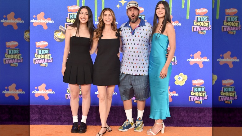 Sunny Sandler, Jackie Sandler, Adam Sandler et Sadie Sandler assistent aux Nickelodeon's Kids' Choice Awards 2024 au Barker Hangar le 13 juillet 2024