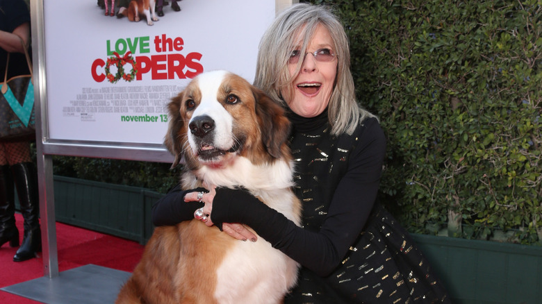 Diane Keaton serrant un chien dans ses bras lors de la première de Love the Coopers en 2015.