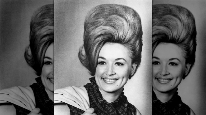 Une photo en noir et blanc de Dolly Parton portant une énorme perruque combover