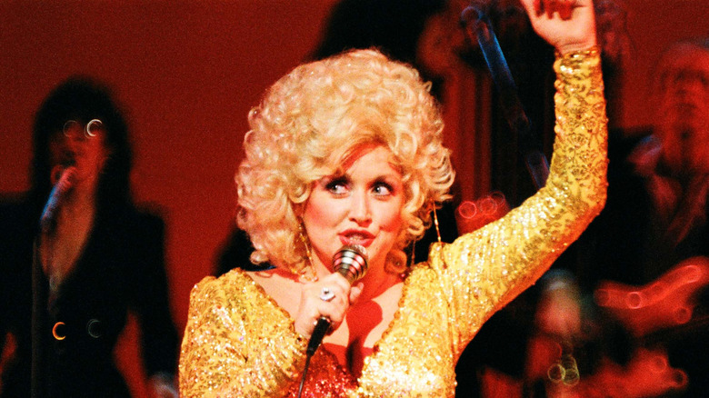 Dolly Parton porte une perruque inspirée des permanentes et une combinaison dorée