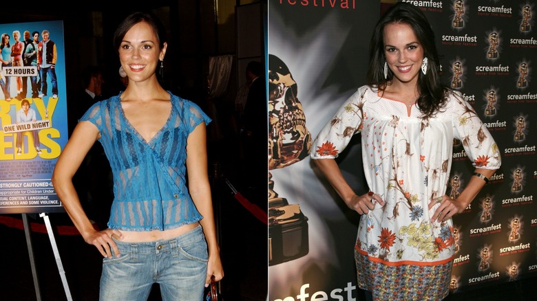 Erin Cahill portant un haut bleu transparent et une chemise à fleurs