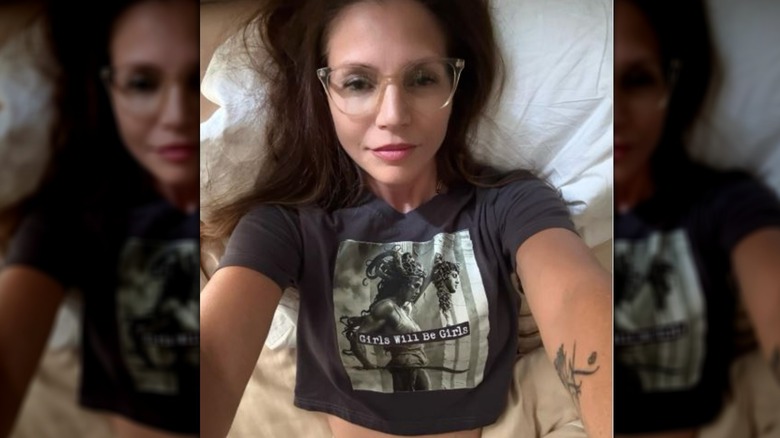 Charisma Carpenter prend un selfie au lit