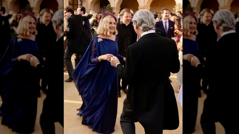 invité d'âge mûr dansant lors d'un mariage