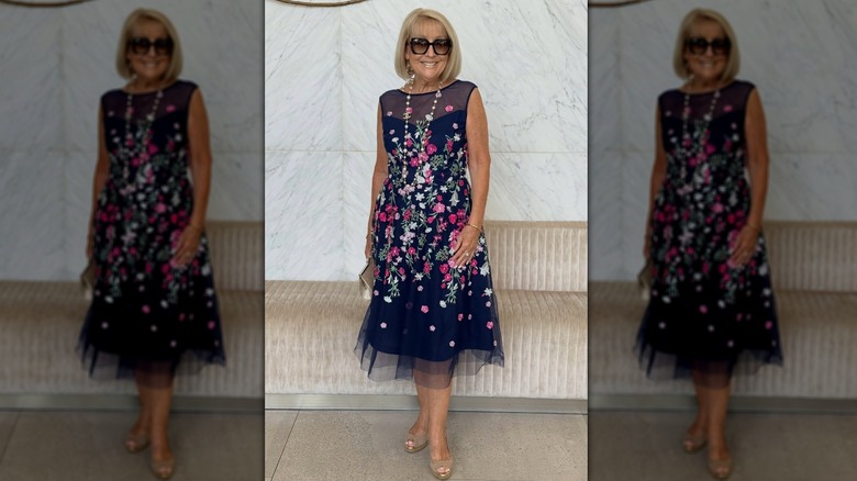 femme plus âgée portant une robe à fleurs avec une superposition transparente