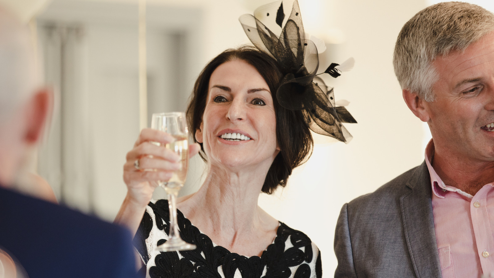 4 conseils vestimentaires pour les invités de mariage pour les femmes plus âgées