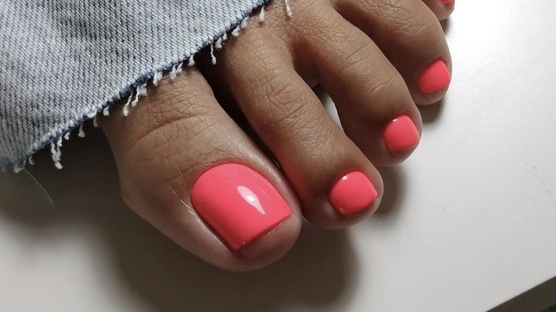 Pédicure rose fluo
