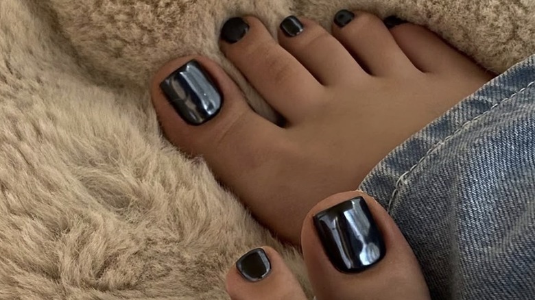 Pédicure noir métallisé