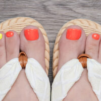 7 couleurs et modèles de pédicure à essayer pour un look inspiré des années 80