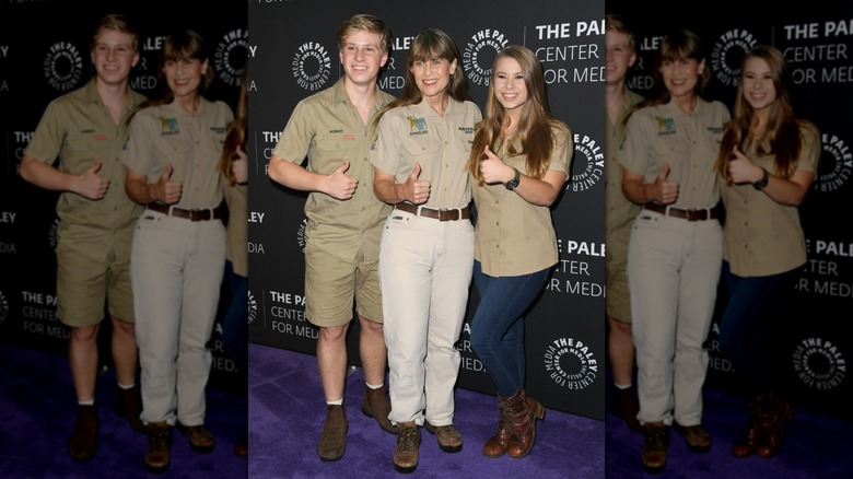 Terri Irwin et ses enfants lors d'un événement familial, tous vêtus de kaki