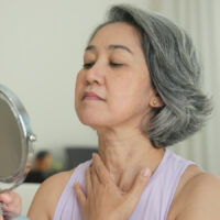 4 conseils pour garder la peau du cou en bonne santé à partir de la cinquantaine