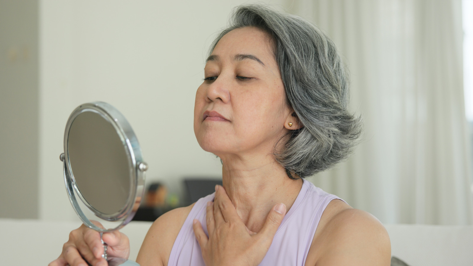 4 conseils pour garder la peau du cou en bonne santé à partir de la cinquantaine