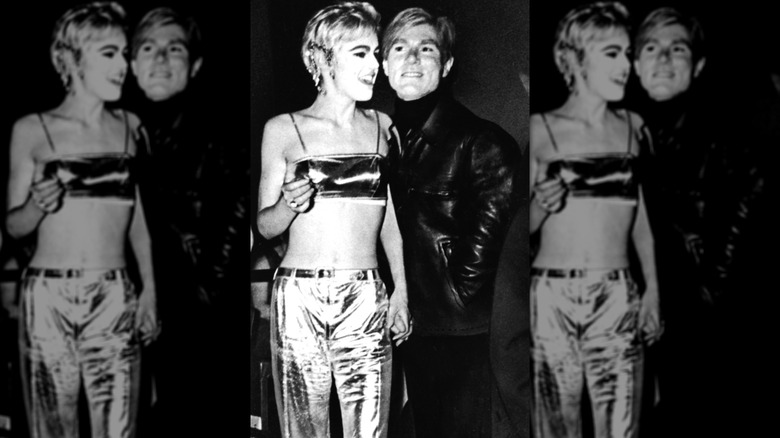 Edie Sedgwick portant une tenue deux pièces en lamé argenté aux côtés de l'artiste pop Andy Warhol au Mod Ball.