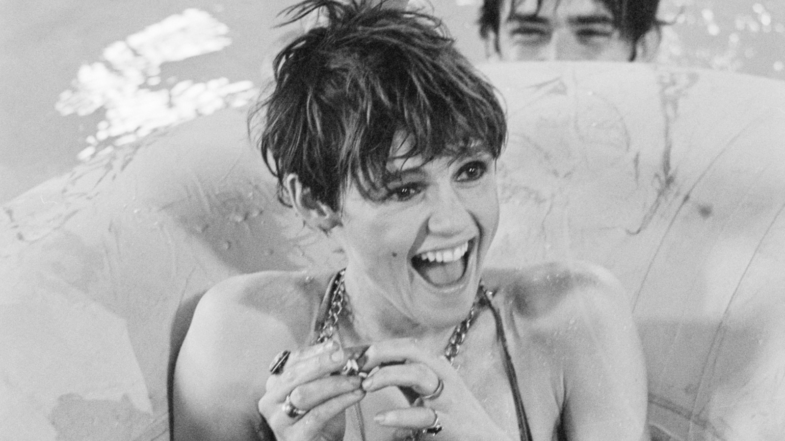 Photos de retour du mannequin légendaire des années 60, Edie Sedgwick, qui capturent complètement l'époque