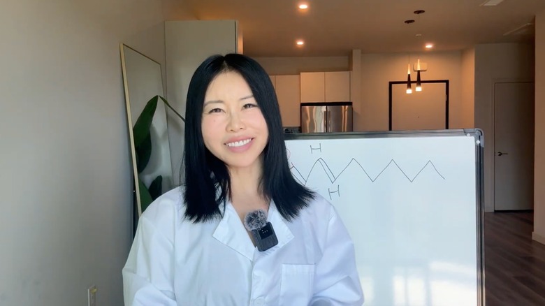 Koko Hayashi dans une vidéo YouTube pour Mirai Clinical.