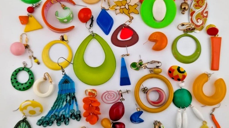 Bijoux go go des années 60 de différentes formes et couleurs inspirés de la tendance go-go dancing